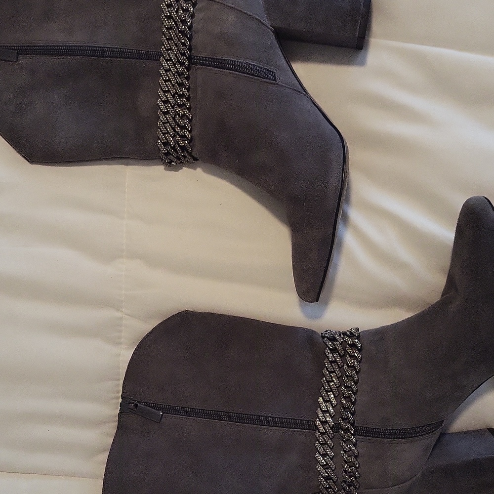 Elegant Gray Suede Women's Boots - Picture 2 of 3